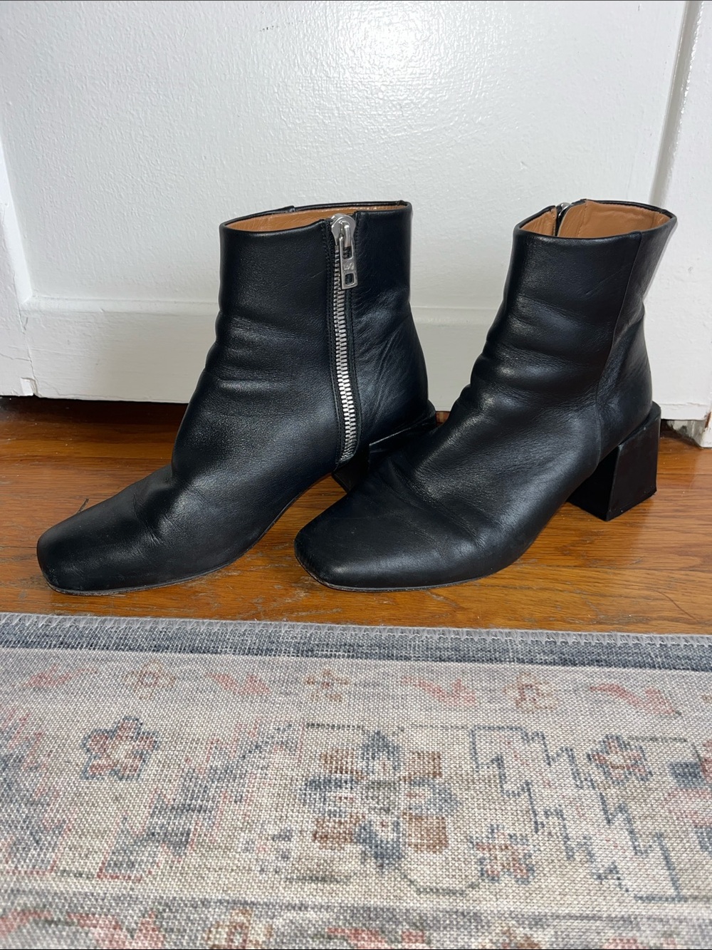 LOQ Black Leather Ankle Boots